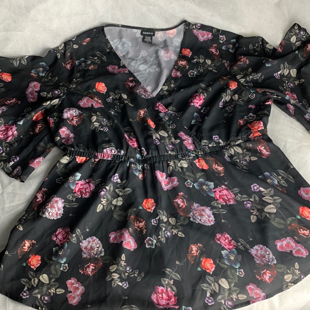 Torrid Size 2 Floral Baby Doll Top with Flared Short Sleeves